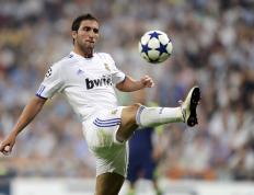 巴特勒在西班牙队比赛中刷新纪录，爆冷引发热议！赢得满堂喝彩